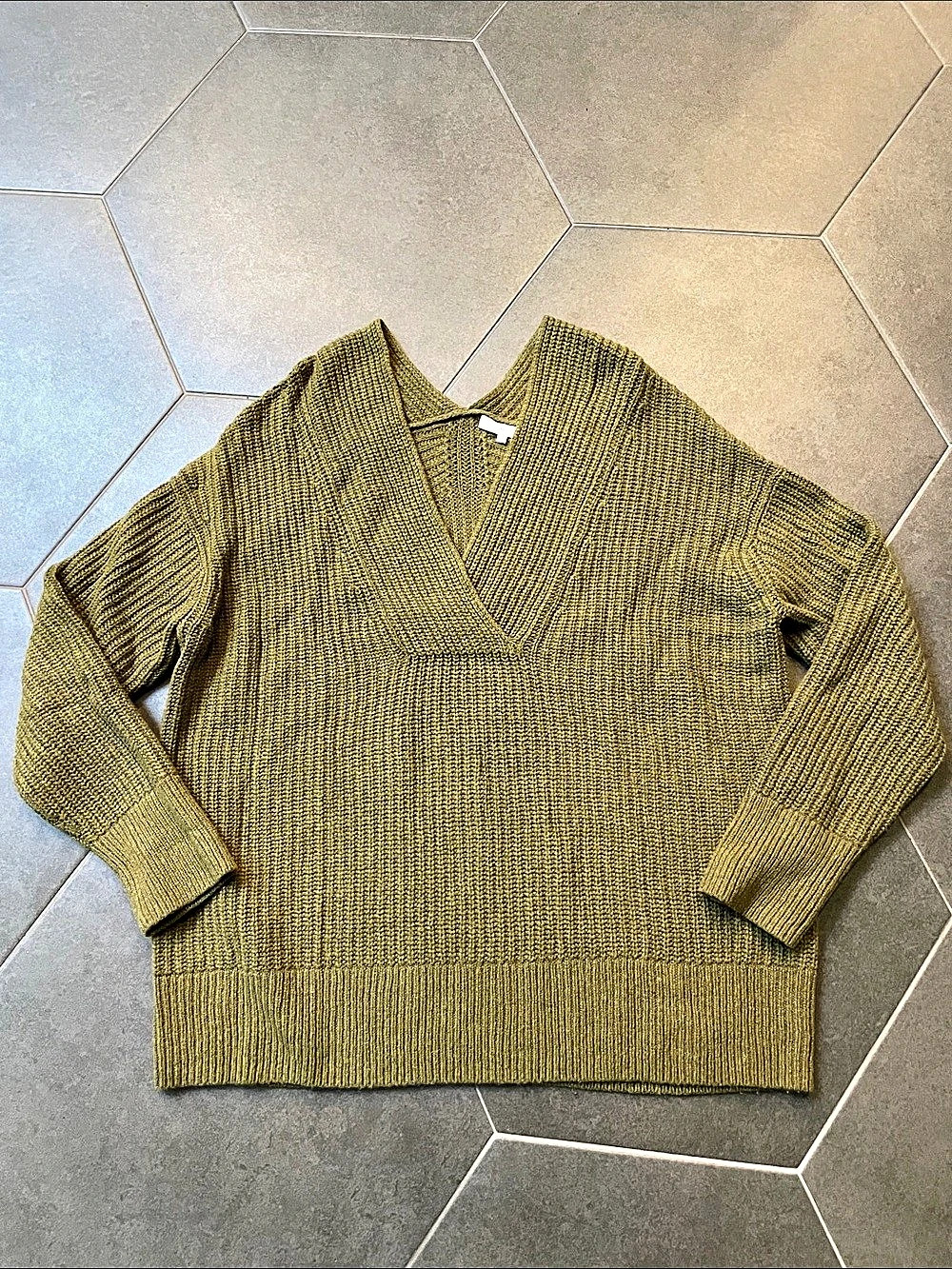 Vince Wool Cashmere V-Neck Sweater in Green L